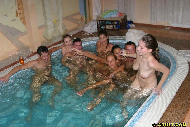 Unschuldiges Schwimmen wird zur Hardcore-Teenie-Orgie
 #70685096