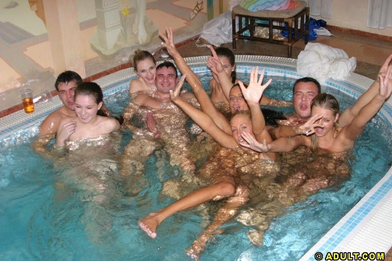 Unschuldiges Schwimmen wird zur Hardcore-Teenie-Orgie
 #70685112