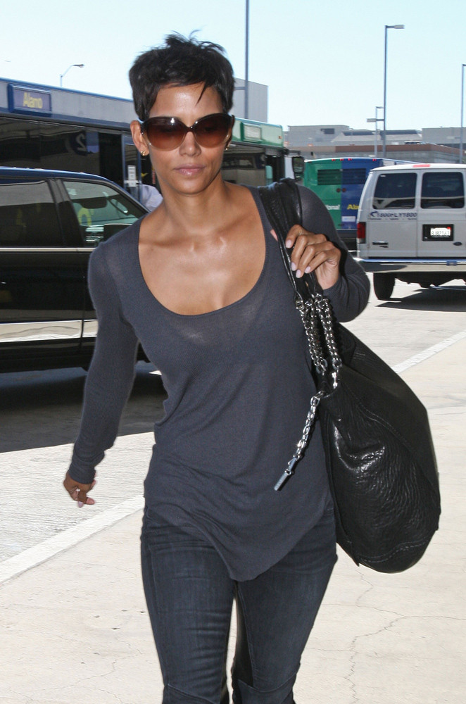 Halle Berry loves to show big nude tits in public #75331371