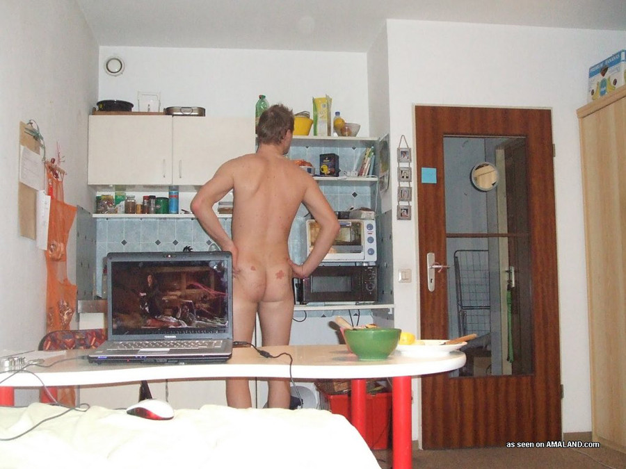 Un jeune allemand nu jouant avec sa bite et prenant des photos de celle-ci.
 #76943276