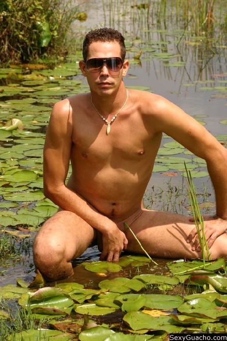 Sehr nackter schwuler Mann schwimmt in einem Teich, während er eine große fette Erektion hat
 #76897916