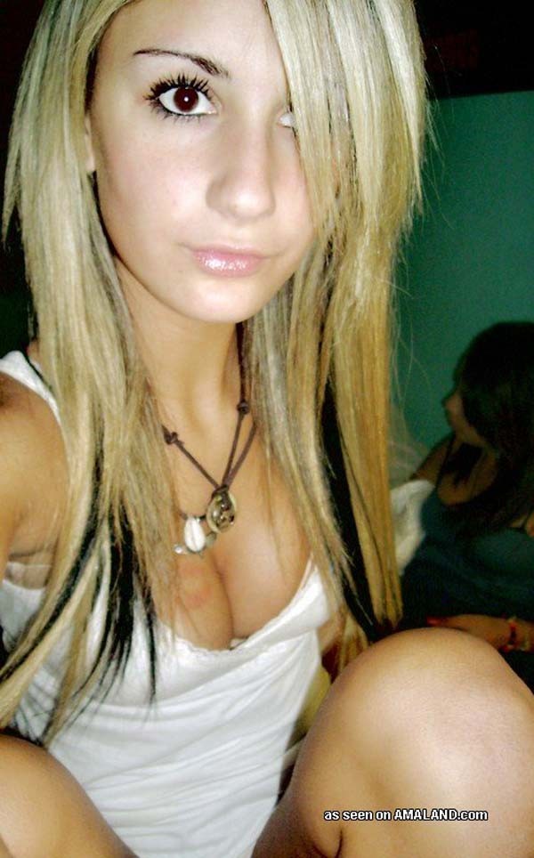 Sizzling heiße Fotos von einem Emo Babe
 #68430352