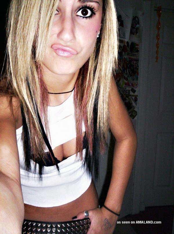 Sizzling heiße Fotos von einem Emo Babe
 #68430388