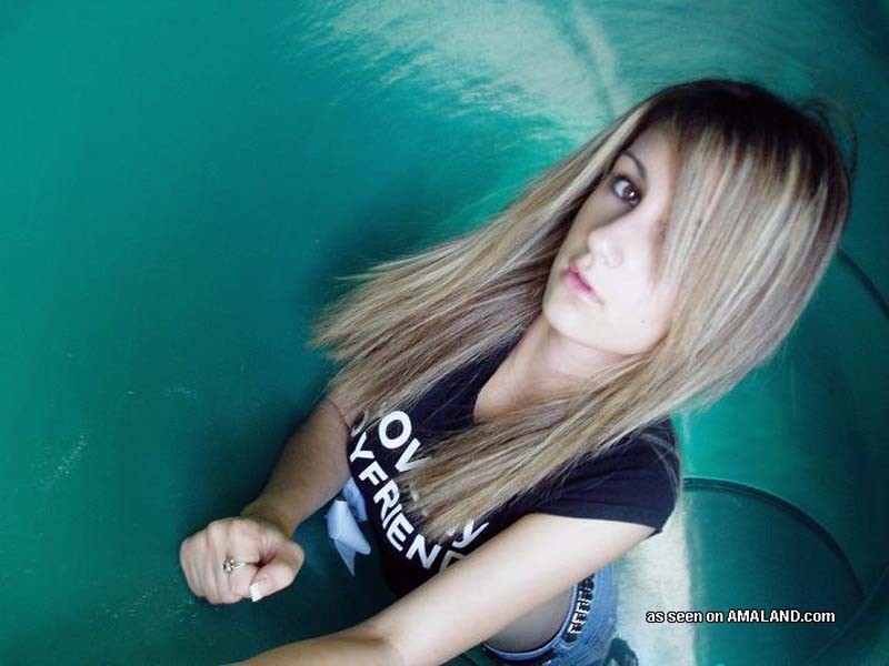 Sizzling heiße Fotos von einem Emo Babe
 #68430405