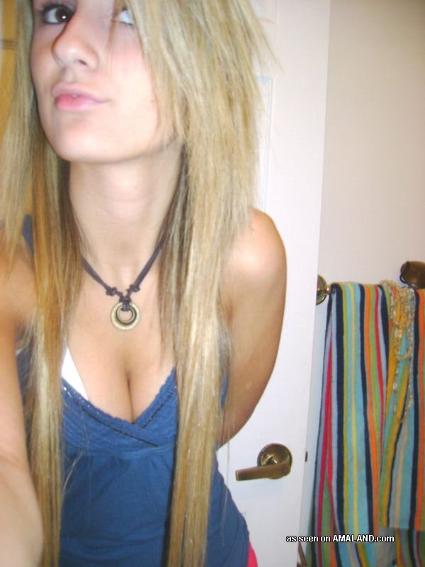 Sizzling heiße Fotos von einem Emo Babe
 #68430432