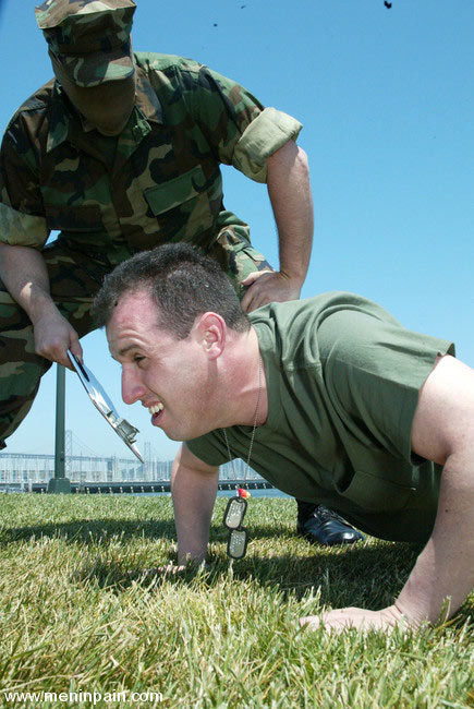 Uniformierter Soldat bekommt Befehle von anspruchsvoller Domme
 #72221699