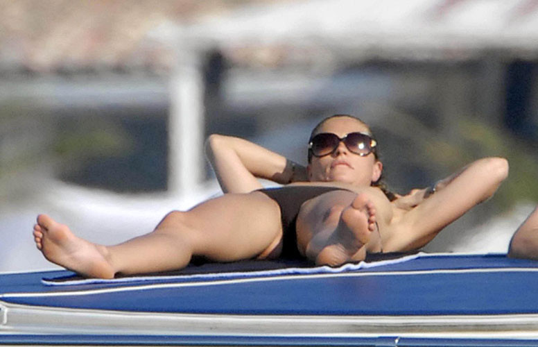 Rebecca Gayheart entblößt ihre schönen und riesigen Titten auf Boot-Paparazzi-Bildern
 #75382711