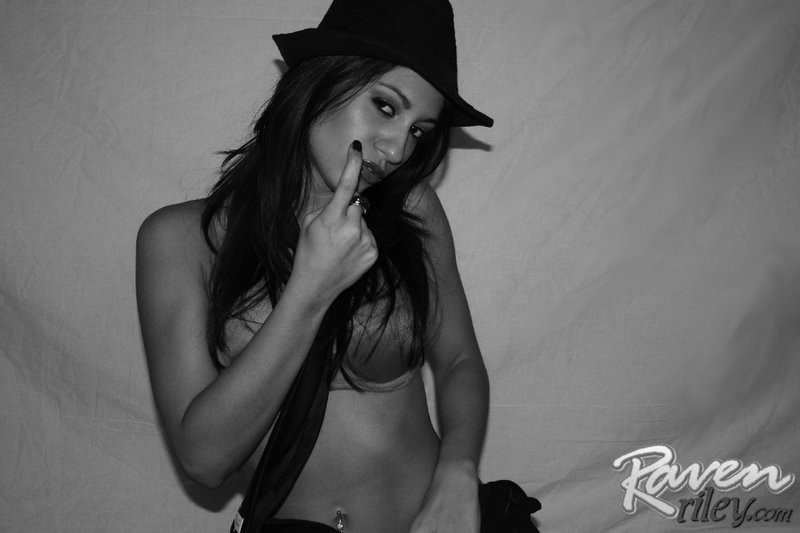 Blanco y negro raven riley muestra su coño closeup
 #78806580