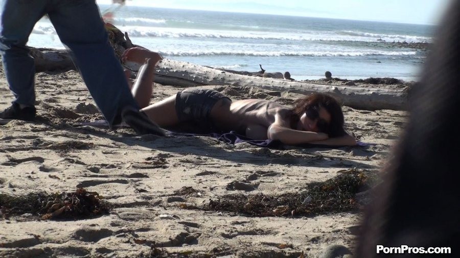 Vollbusige Strandschönheit bekommt ihr Bikinioberteil gestohlen
 #73156612