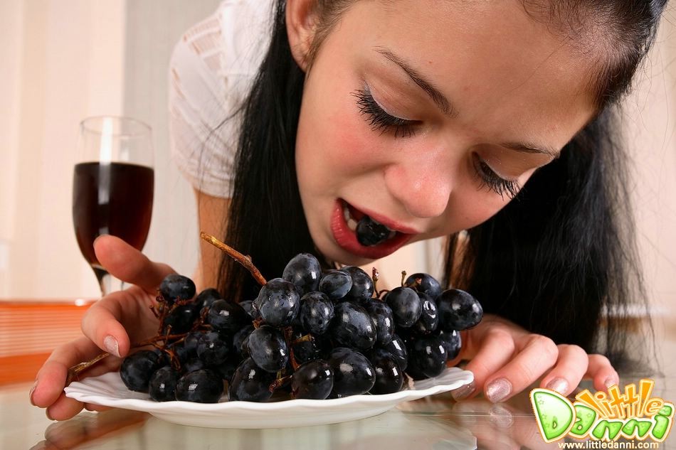 Une jeune sexy se déshabille et mange du raisin.
 #67771269