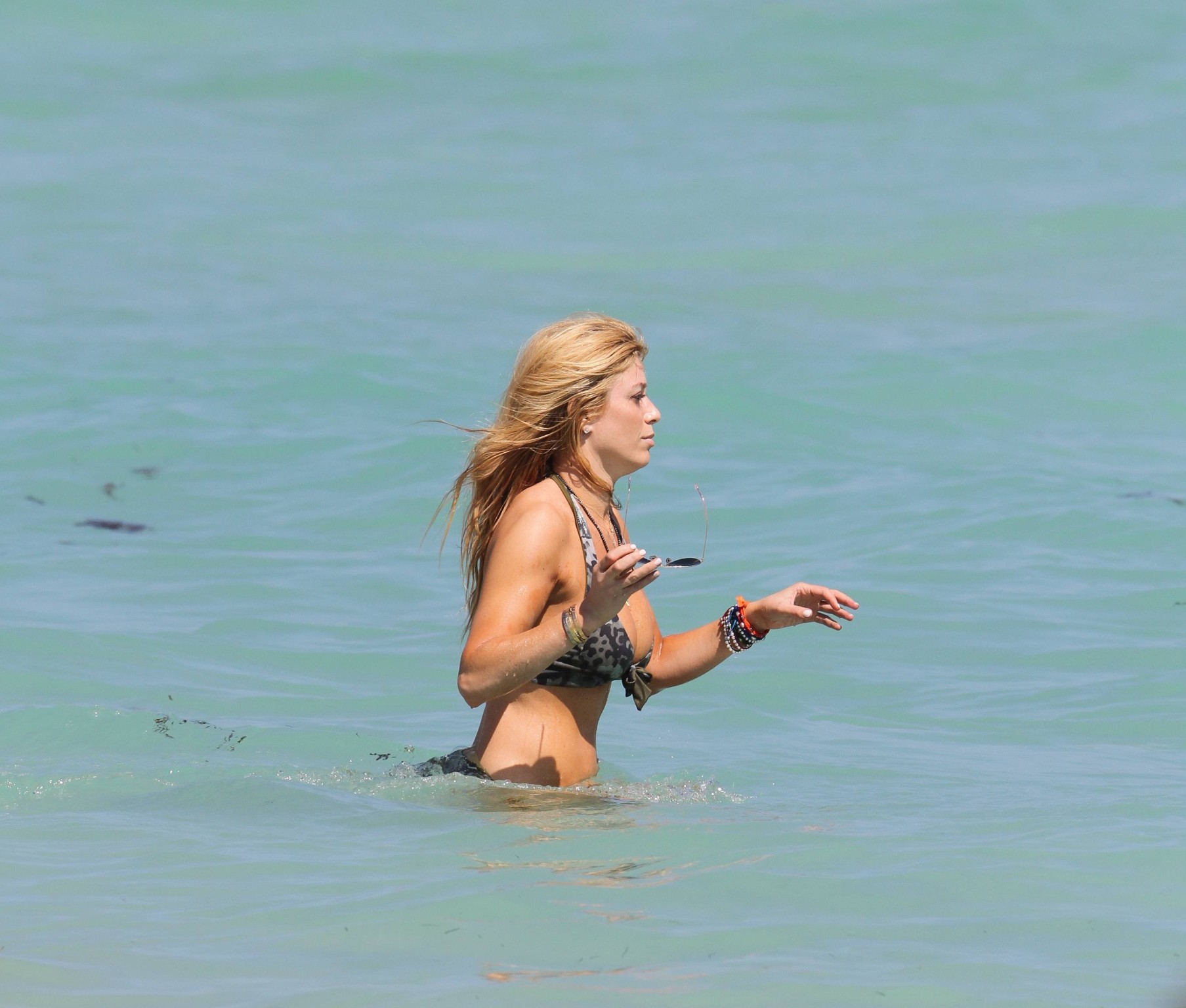 Jill Martin portant un bikini imprimé camouflage sur une plage de Miami.
 #75272608