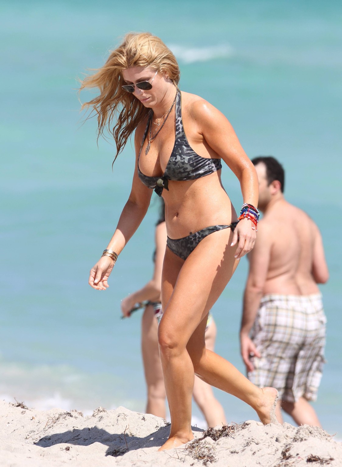 Jill Martin portant un bikini imprimé camouflage sur une plage de Miami.
 #75272688