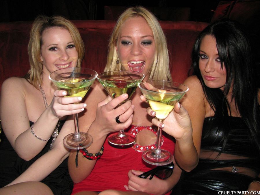 Ares stone e le sue ragazze fanno festa con il loro boytoy
 #76488415
