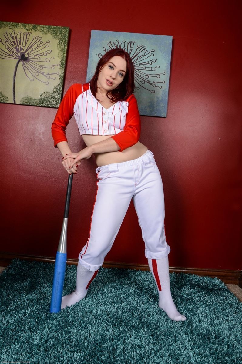 Jessica ryan, joueuse de baseball sexy, montre son super cul.
 #78377478