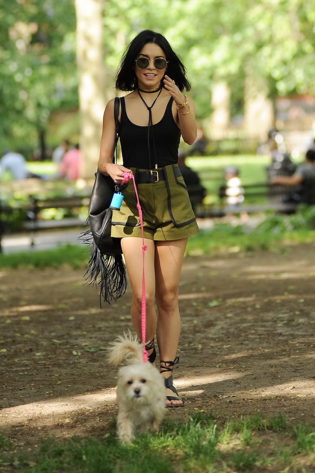 Vanessa hudgens in una piccola canottiera nera e pantaloncini prende il suo cane in un parco in n
 #75162922