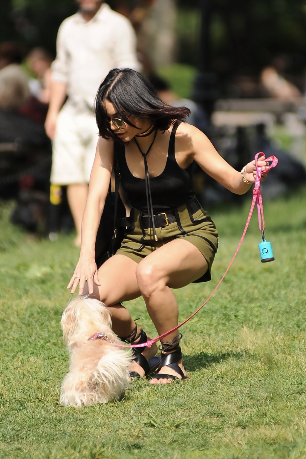 Vanessa hudgens in una piccola canottiera nera e pantaloncini prende il suo cane in un parco in n
 #75162973