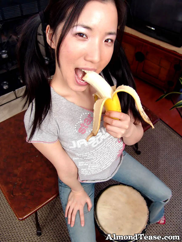 Asiatica si spoglia e succhia una banana
 #70022089