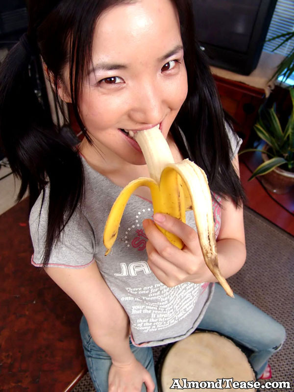 アジア人が服を脱いでバナナをしゃぶる
 #70022090