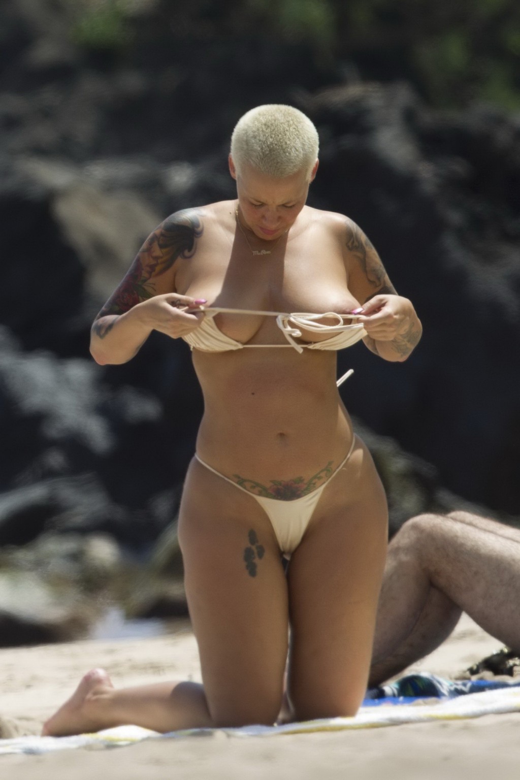 Amber rose pillada en topless mientras toma el sol con sus enormes activos en la playa de maui
 #75168863