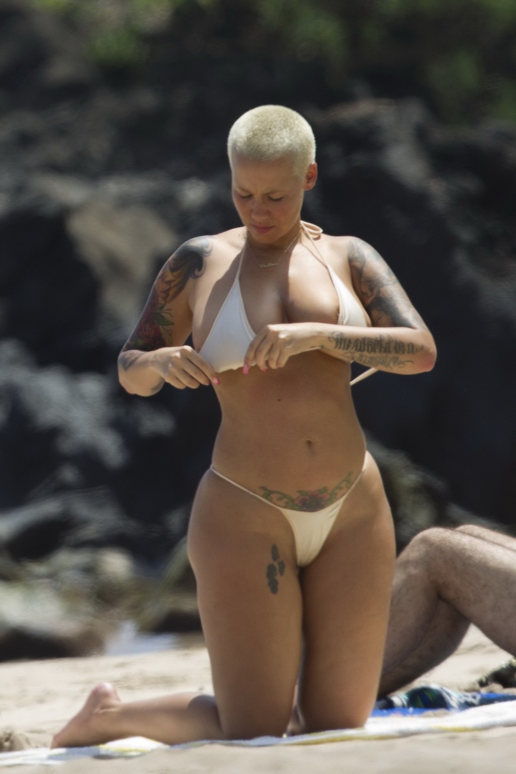 Amber rose pillada en topless mientras toma el sol con sus enormes activos en la playa de maui
 #75168882