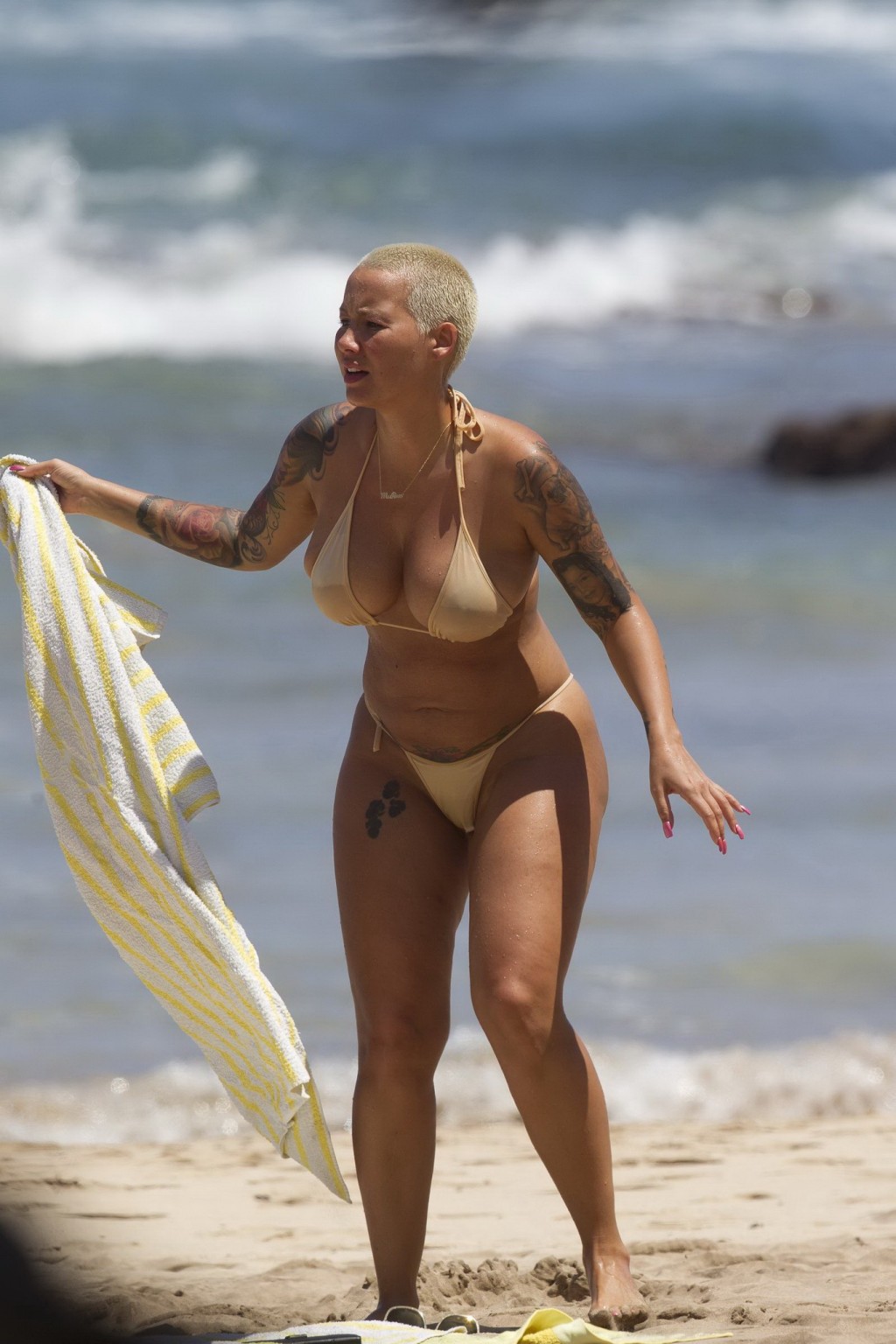 Amber rose pillada en topless mientras toma el sol con sus enormes activos en la playa de maui
 #75168893
