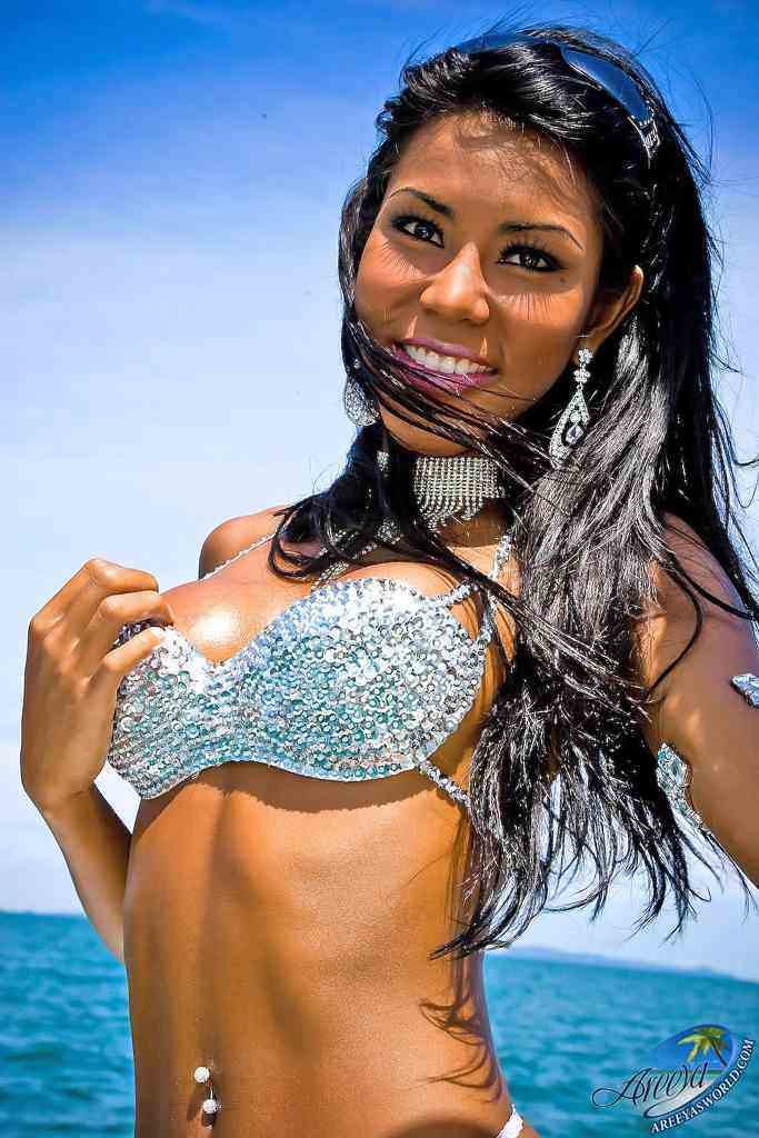 Wunderschöne Shemale in einem Bikini auf einem Boot
 #77931439