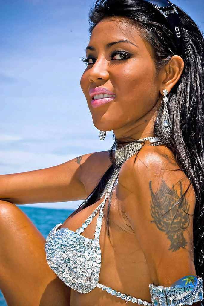 Wunderschöne Shemale in einem Bikini auf einem Boot
 #77931443