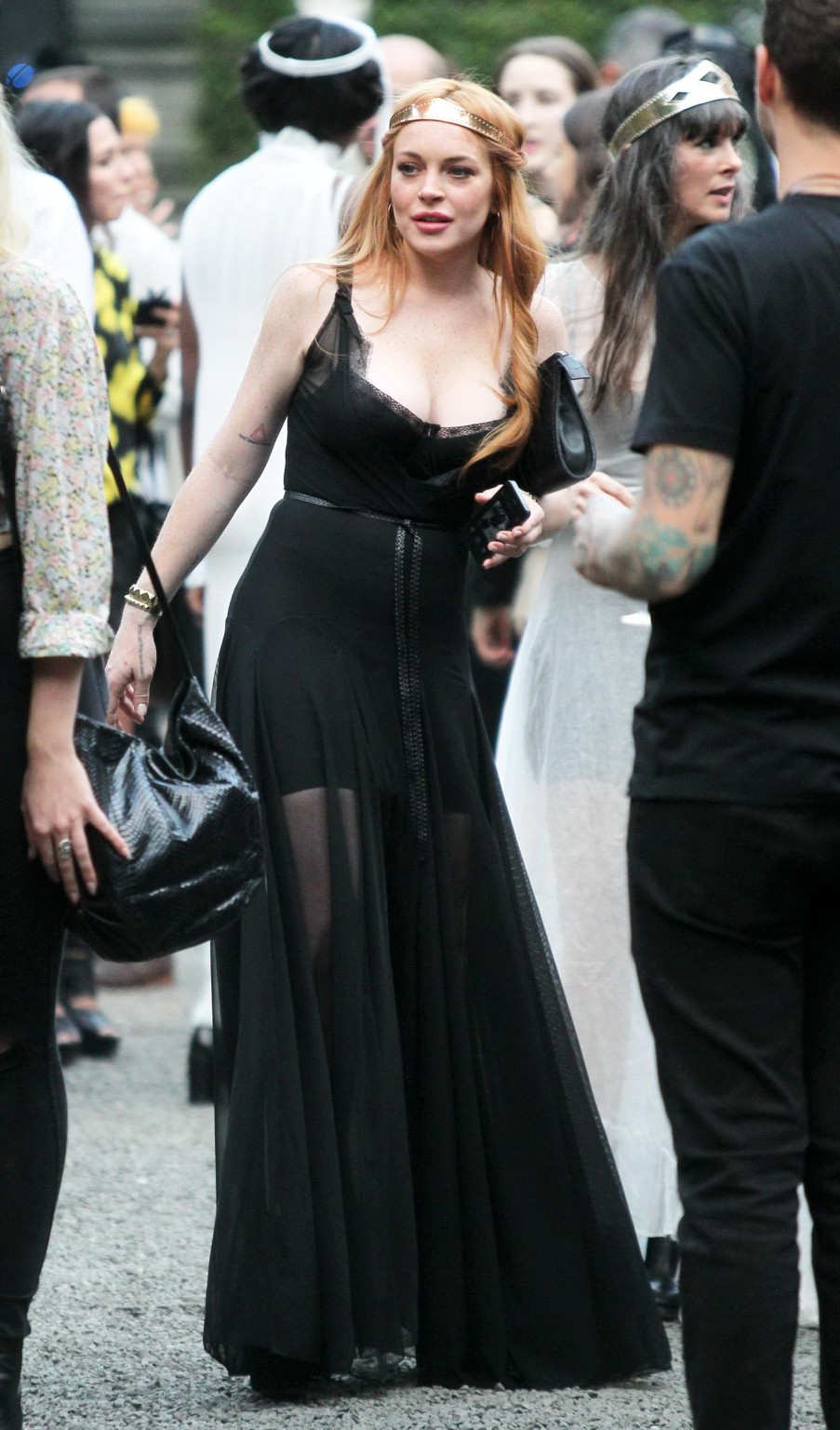 Busty Lindsay Lohan indossando un abito basso taglio al ai santi dello zodiaco f
 #75220080