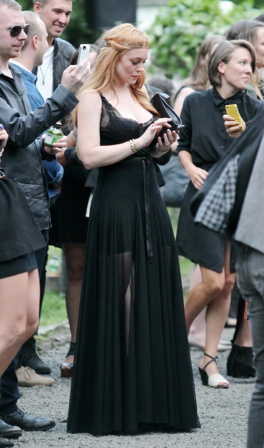 Busty Lindsay Lohan indossando un abito basso taglio al ai santi dello zodiaco f
 #75220099