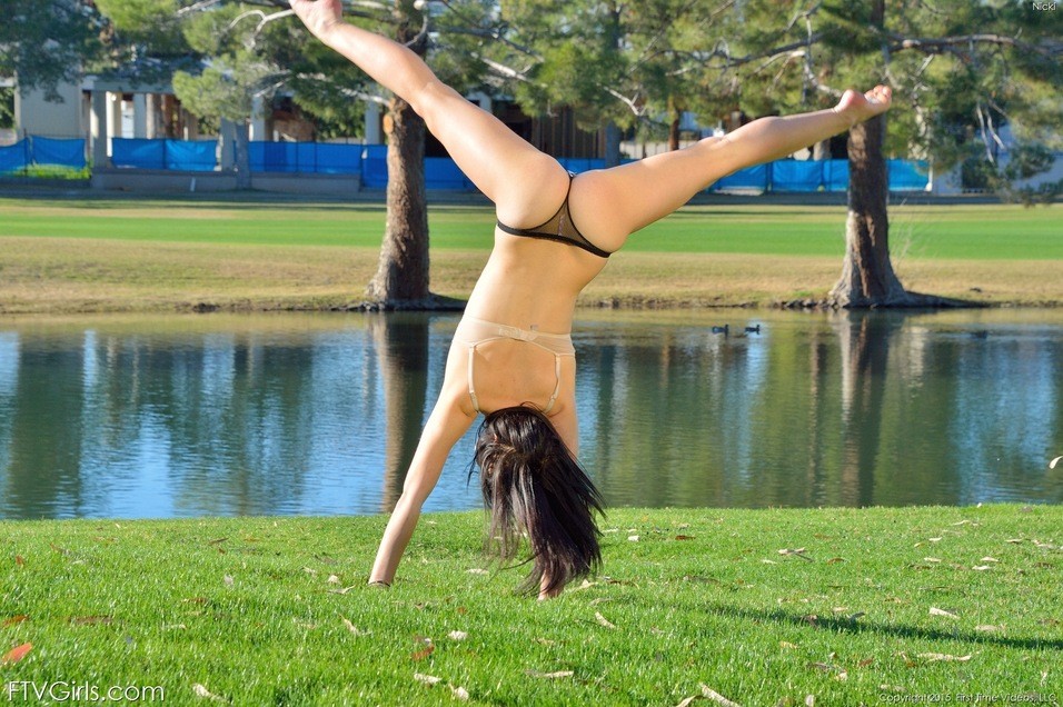 Sexy teen acrobat Nicki showing off flexibility naked #70846662