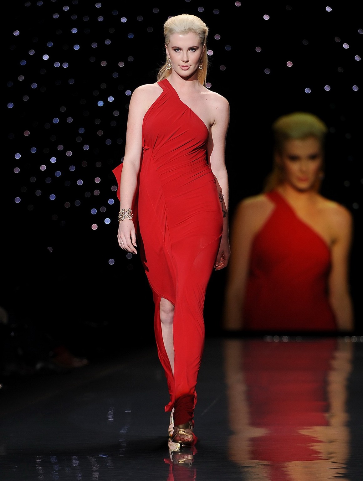 Ireland baldwin braless en un vestido revelador en la coleccion de vestidos rojos heart truth
 #75205092