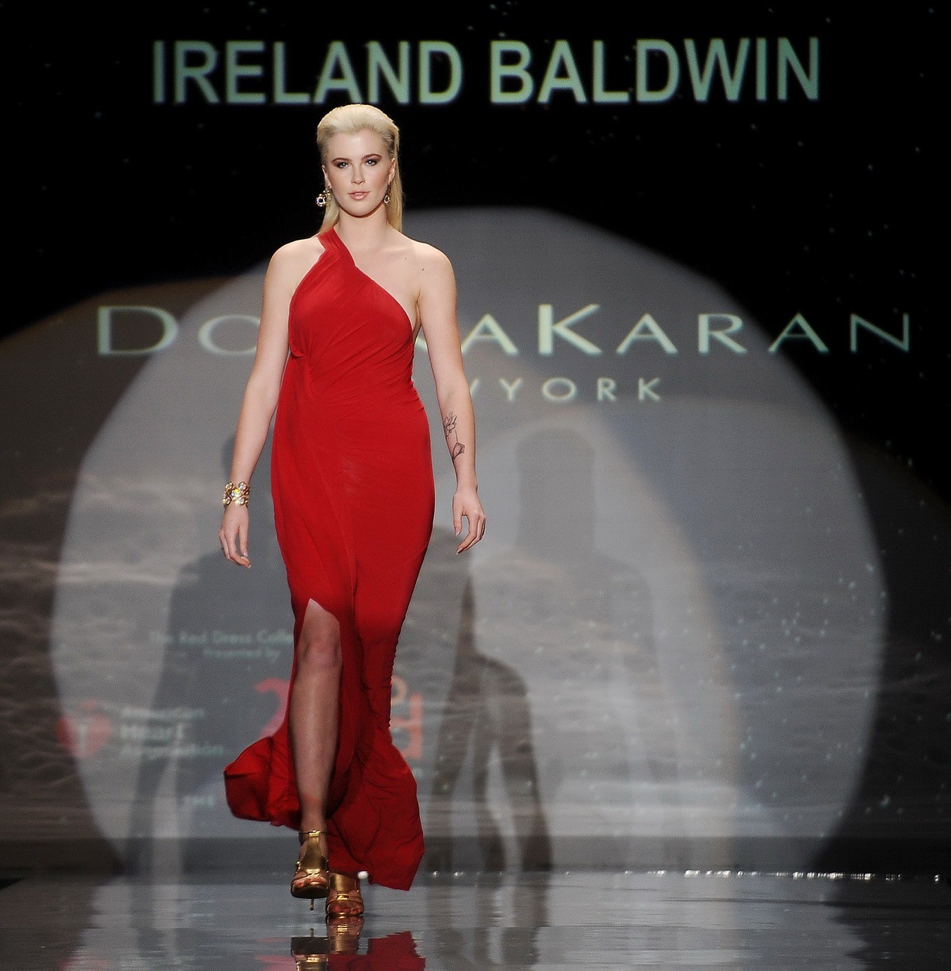 Ireland baldwin braless en un vestido revelador en la coleccion de vestidos rojos heart truth
 #75205100