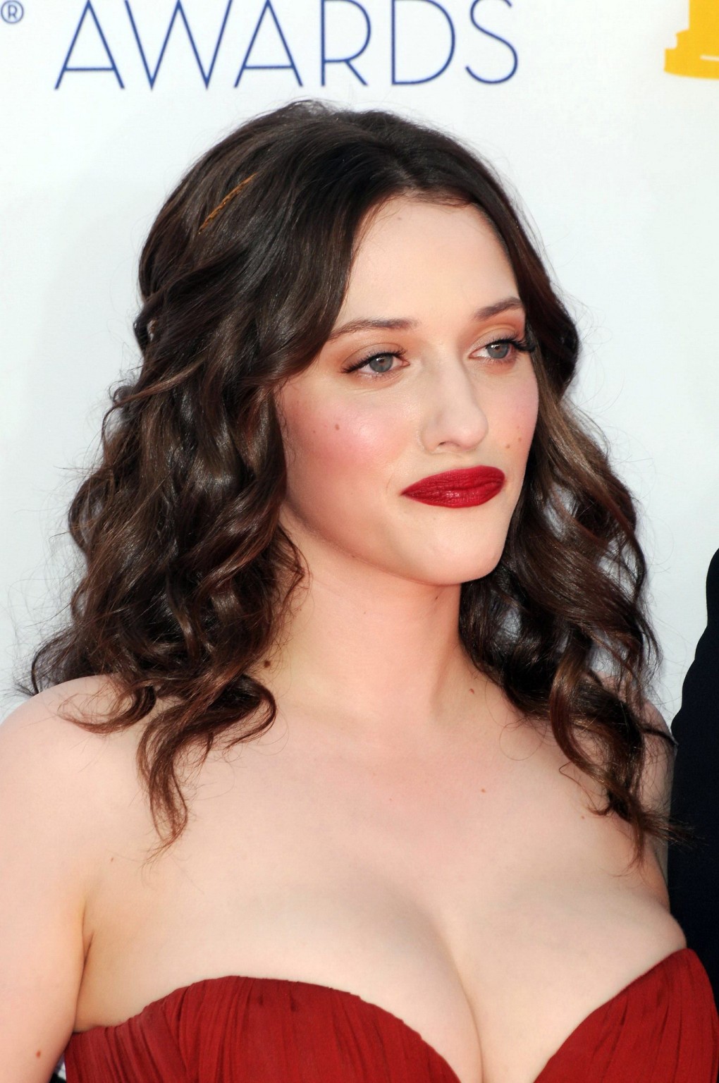 Kat dennings tetona con un vestido rojo sin tirantes en la 64ª edición de los premios primetime emmy i
 #75252105