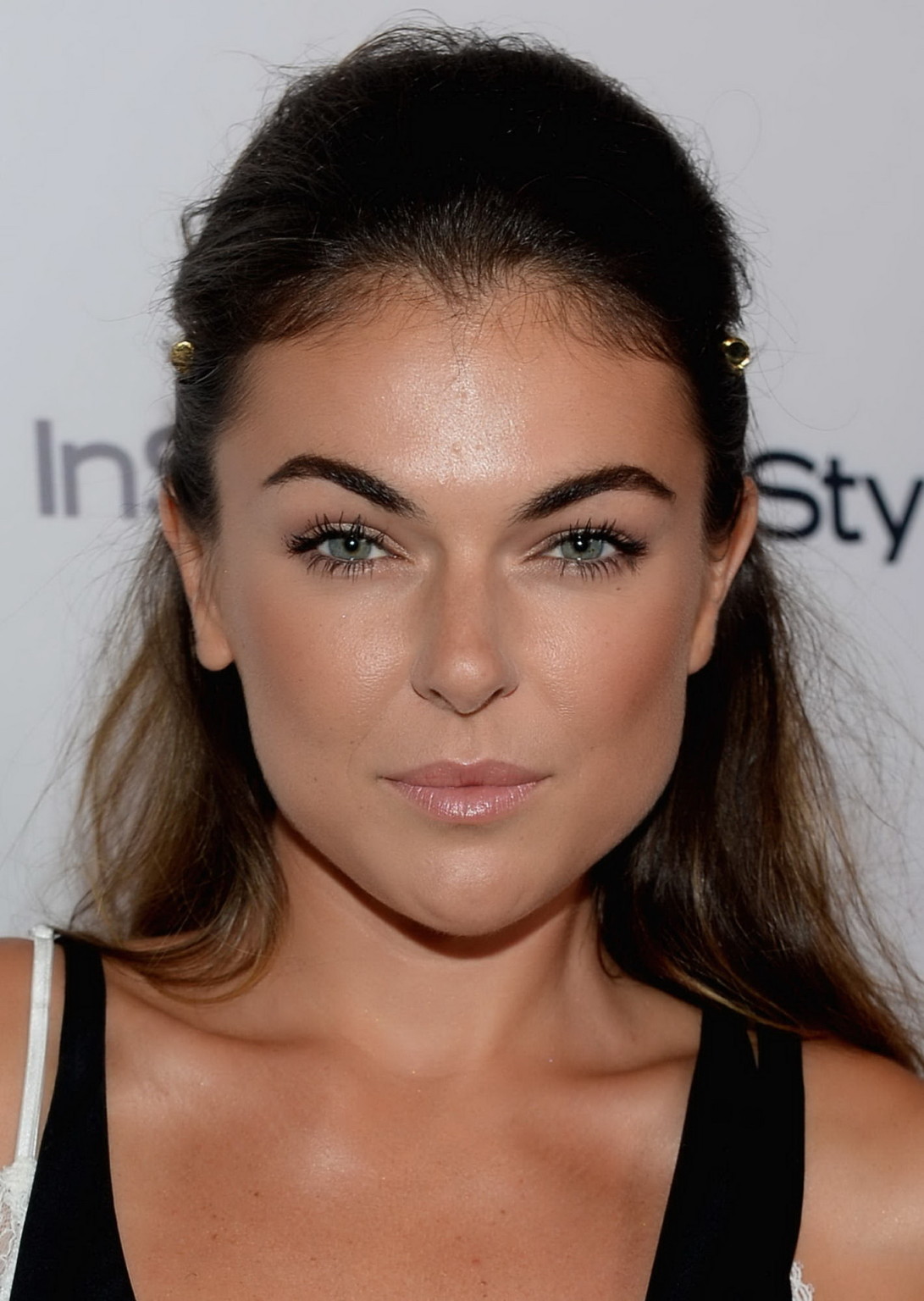 Serinda swan sin sujetador con un top transparente y un mini vestido negro en instyle 201
 #75221906