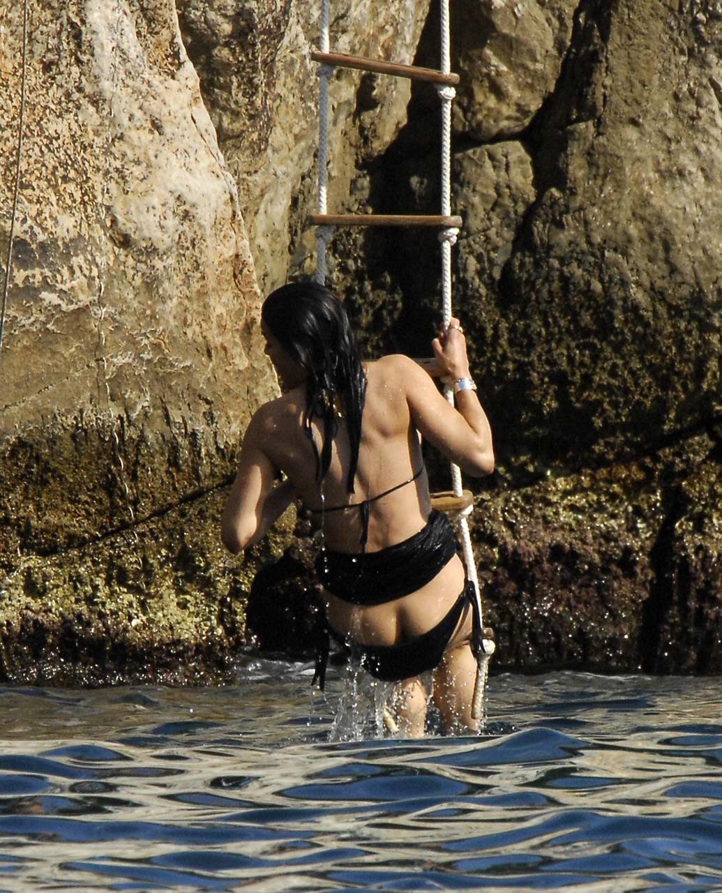 Michelle rodriguez expose ses fesses nues en vacances en bikini photo paparazzi
 #75304163