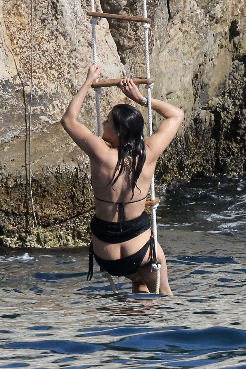 Michelle rodriguez expose ses fesses nues en vacances en bikini photo paparazzi
 #75304180