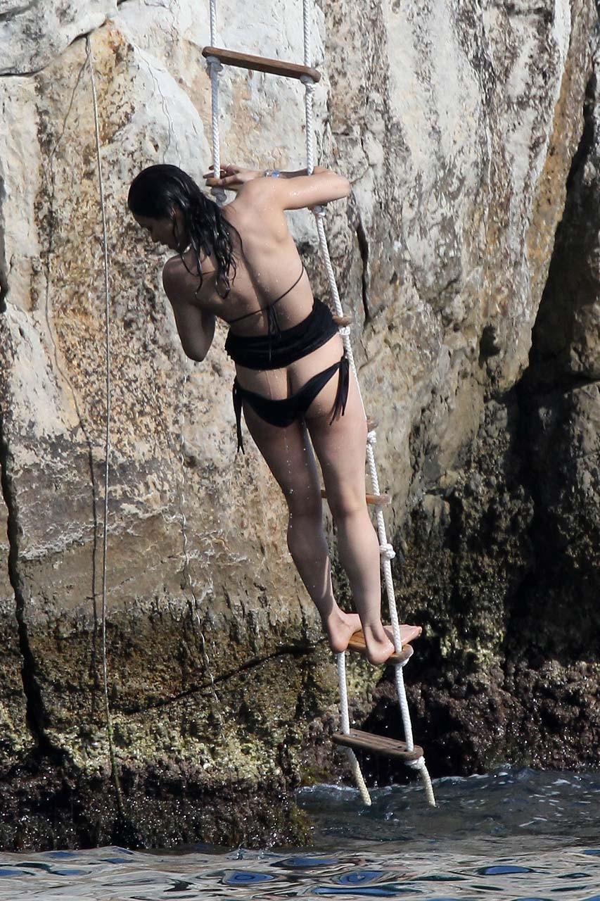 Michelle rodriguez expose ses fesses nues en vacances en bikini photo paparazzi
 #75304191