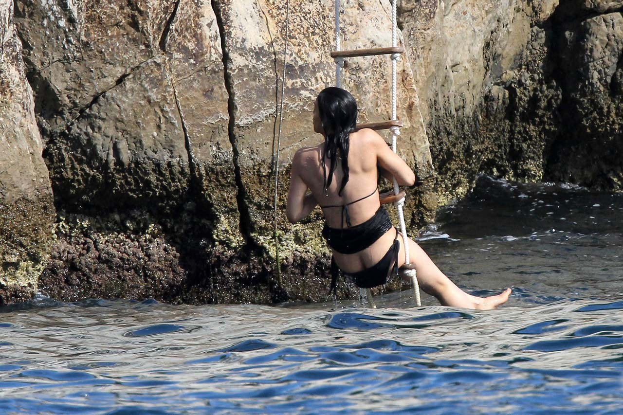 Michelle rodriguez expose ses fesses nues en vacances en bikini photo paparazzi
 #75304197