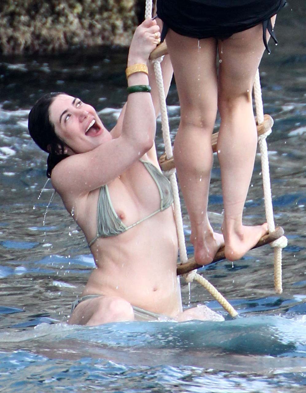 Michelle rodriguez expose ses fesses nues en vacances en bikini photo paparazzi
 #75304204