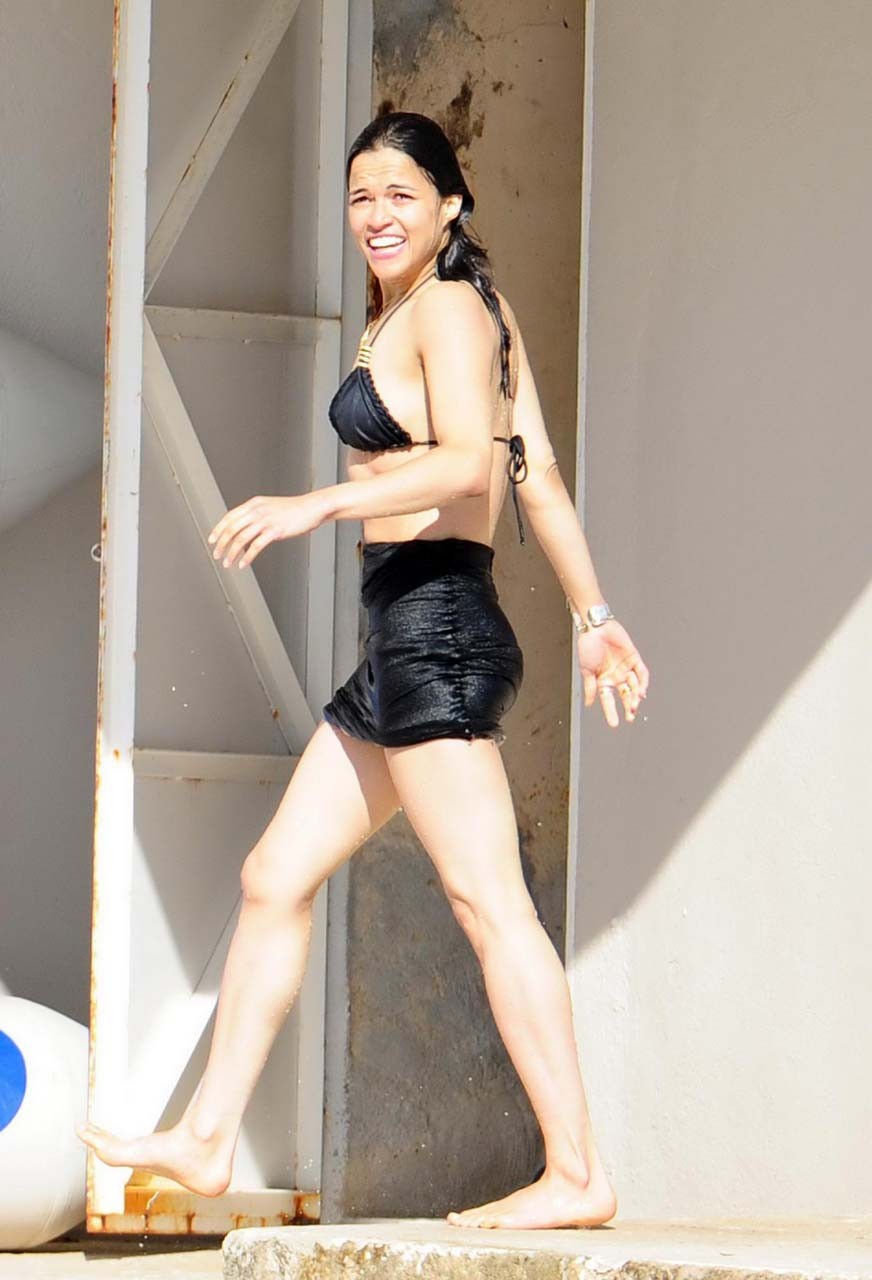 Michelle rodriguez expose ses fesses nues en vacances en bikini photo paparazzi
 #75304225