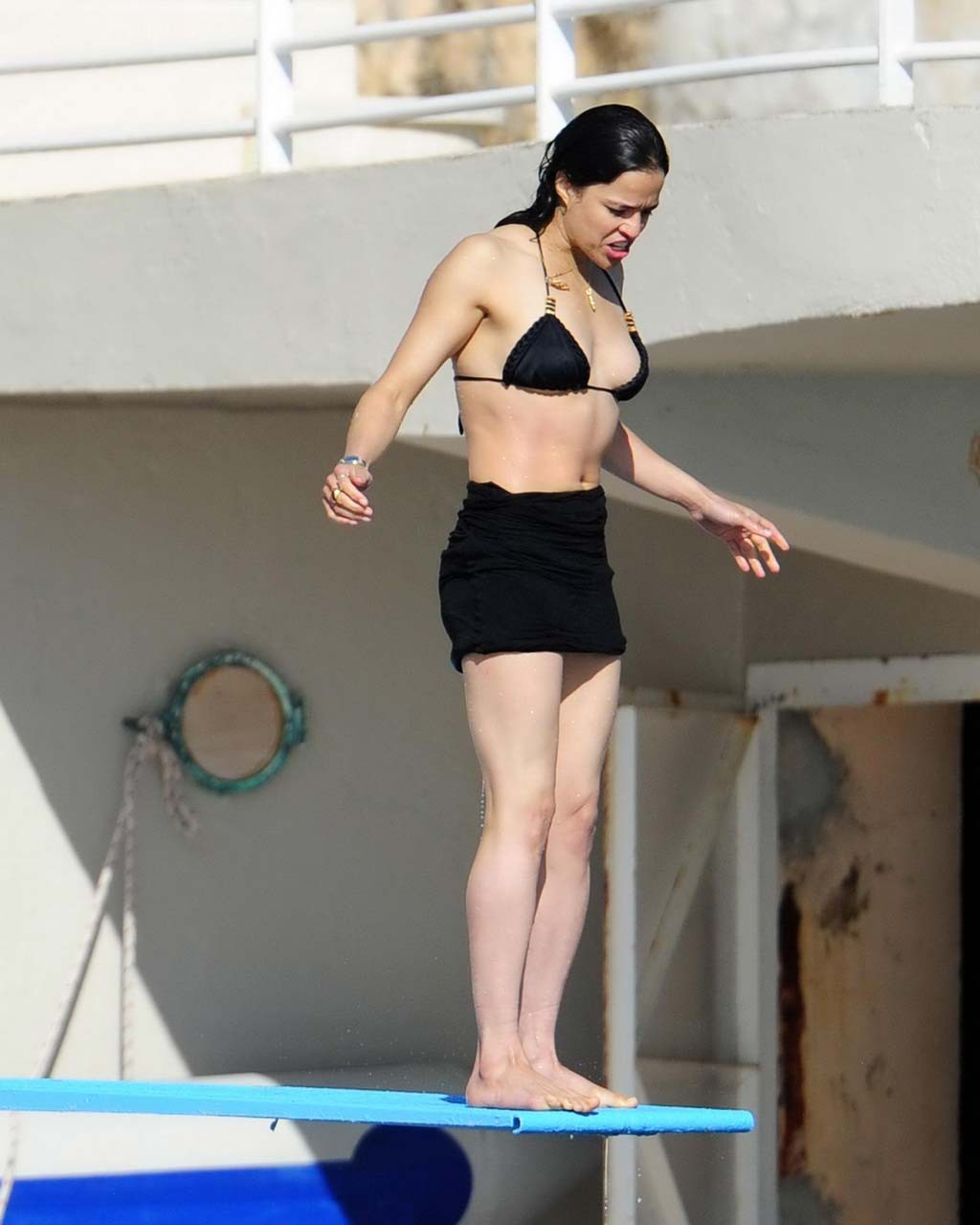 Michelle rodriguez expose ses fesses nues en vacances en bikini photo paparazzi
 #75304239