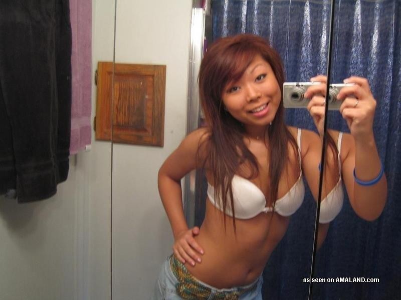 Heiße asiatische Freundinnen zeigen ihre sexy Körper
 #75700394