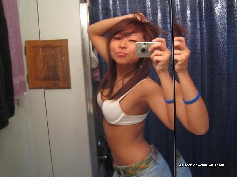 Heiße asiatische Freundinnen zeigen ihre sexy Körper
 #75700402