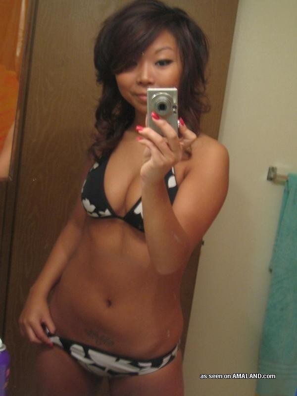Heiße asiatische Freundinnen zeigen ihre sexy Körper
 #75700406