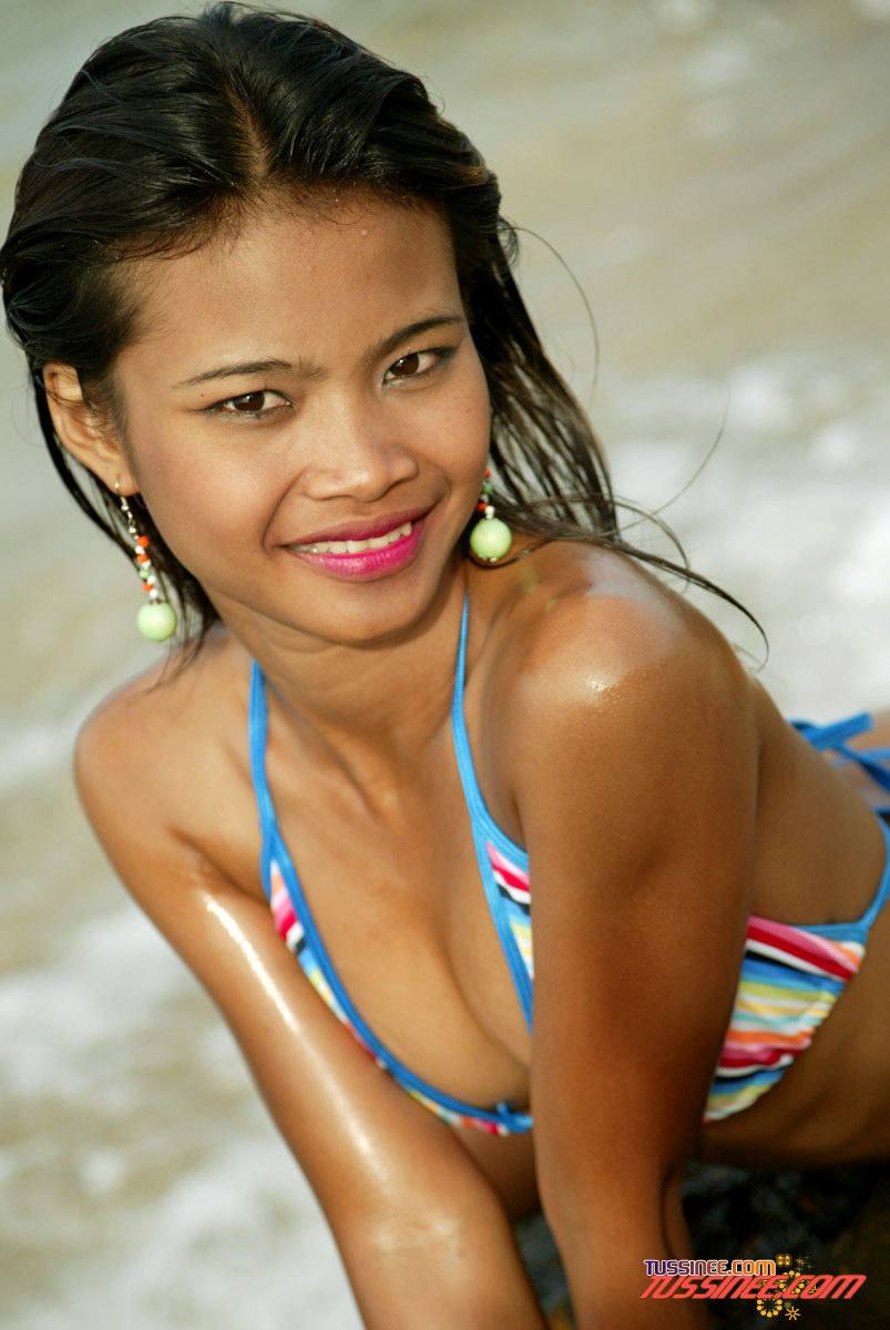 Adorable modelo joven tailandesa en bikini en la playa
 #67898409