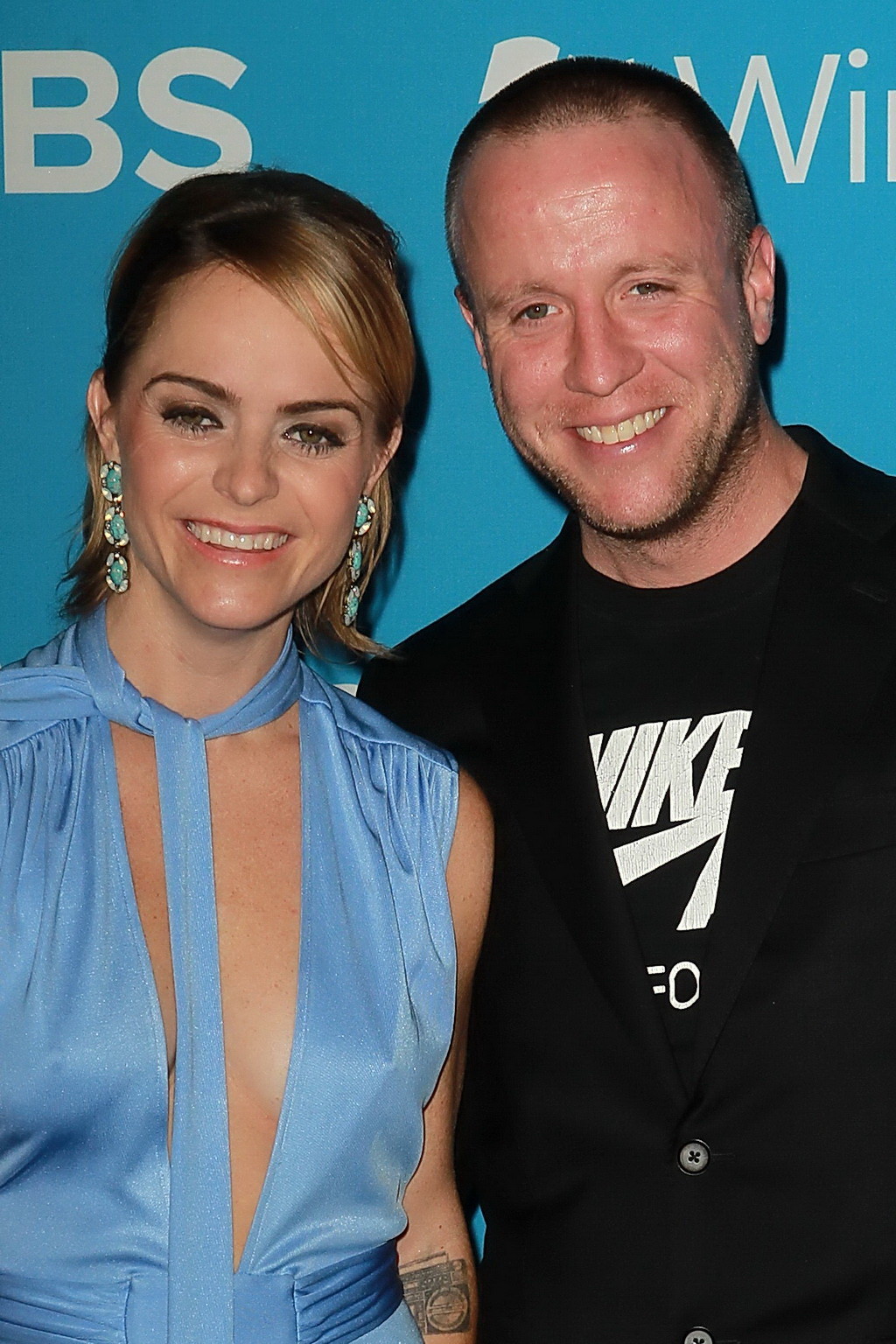 Taryn manning sans soutien-gorge montrant ses seins dans une maxi robe bleue décolletée à cbs 2012
 #75252182