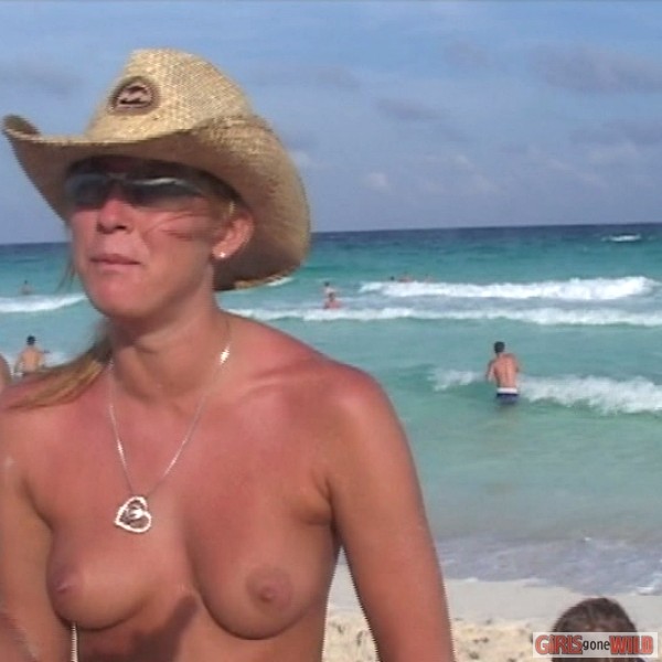 Betrunkenes Cowgirl am Strand zieht ihr Oberteil aus
 #72321020