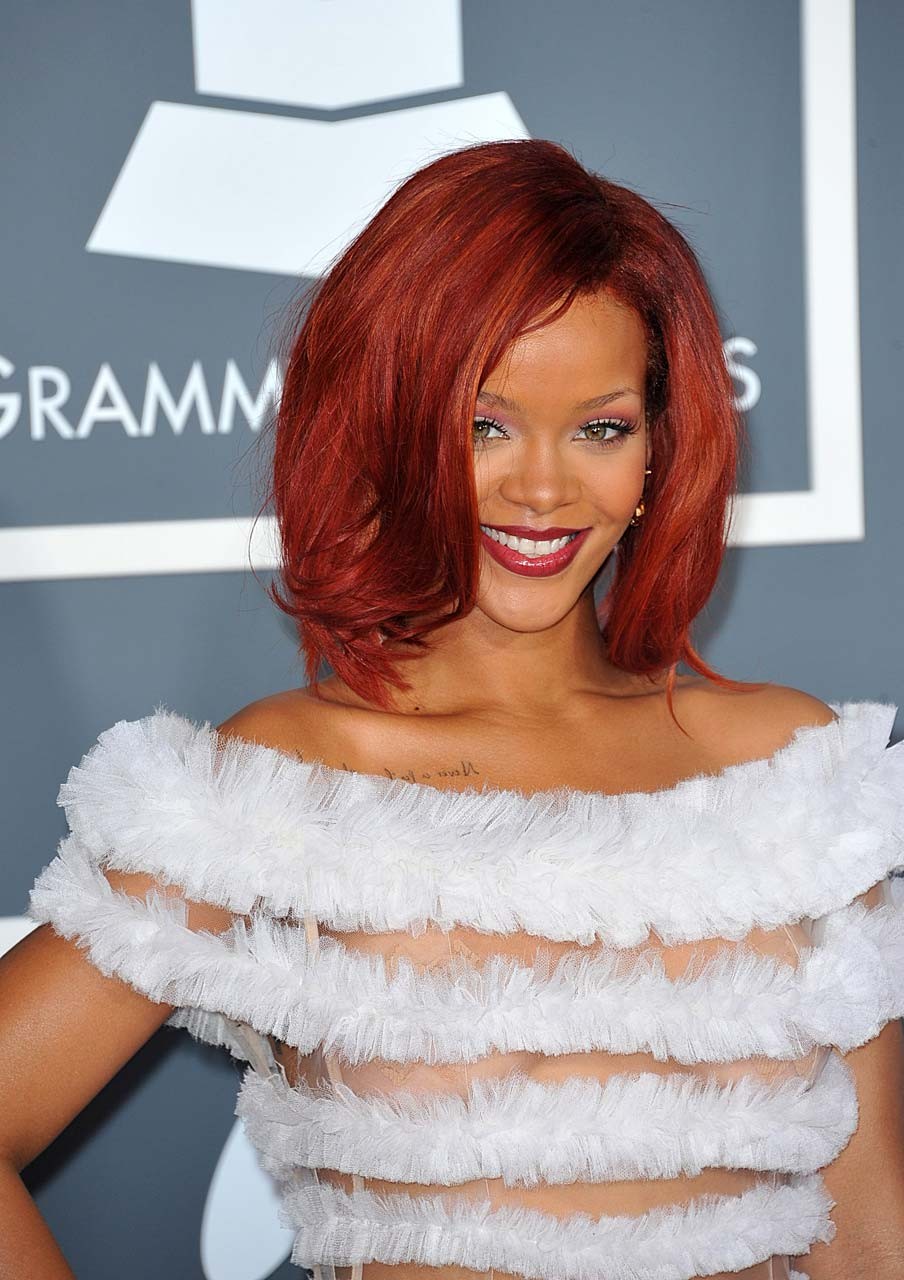 Rihanna entblößt ihre Brüste und sieht durch Höschen in durchsichtigem Kleid Paparazzi Bild
 #75317593