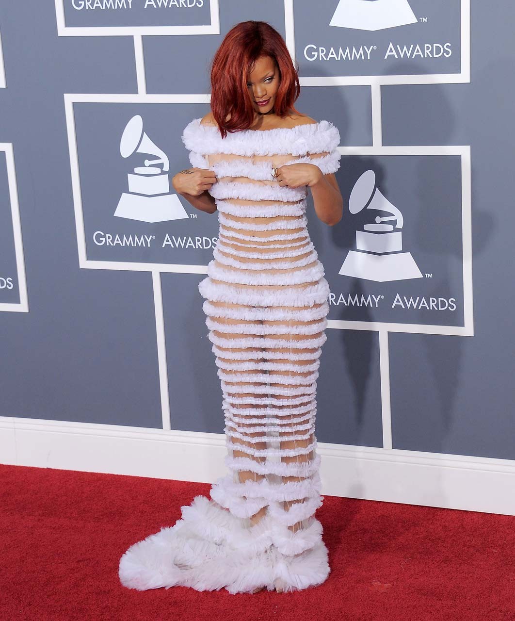 Rihanna entblößt ihre Brüste und sieht durch Höschen in durchsichtigem Kleid Paparazzi Bild
 #75317639