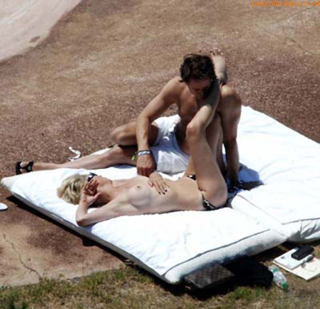 Sharon stone s'amuse en topless sur la plage et expose ses fesses sexy en bikini
 #75307973